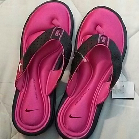 maroon nike sandals